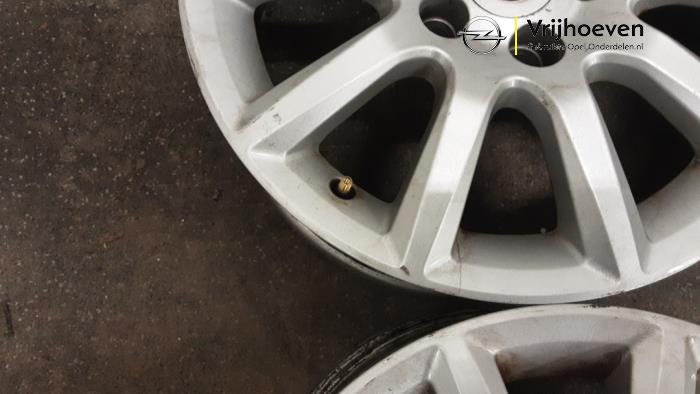 Velgen set van een Opel Astra H SW (L35) 1.6 16V Twinport 2005