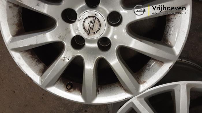 Velgen set van een Opel Astra H SW (L35) 1.6 16V Twinport 2005