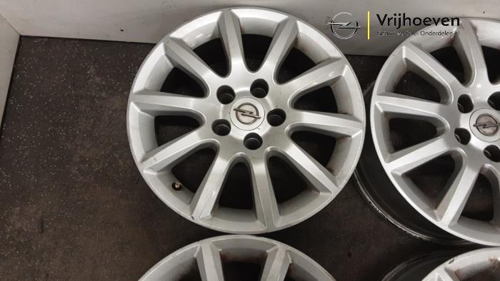 Velgen set van een Opel Astra H SW (L35) 1.6 16V Twinport 2005