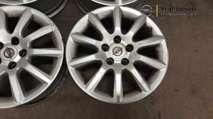 Velgen set van een Opel Astra H SW (L35) 1.6 16V Twinport 2005