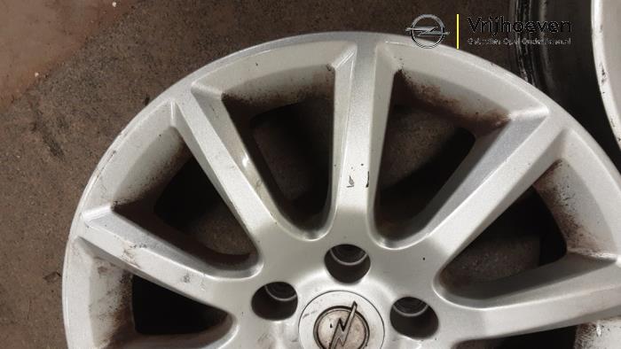 Velgen set van een Opel Astra H SW (L35) 1.6 16V Twinport 2005