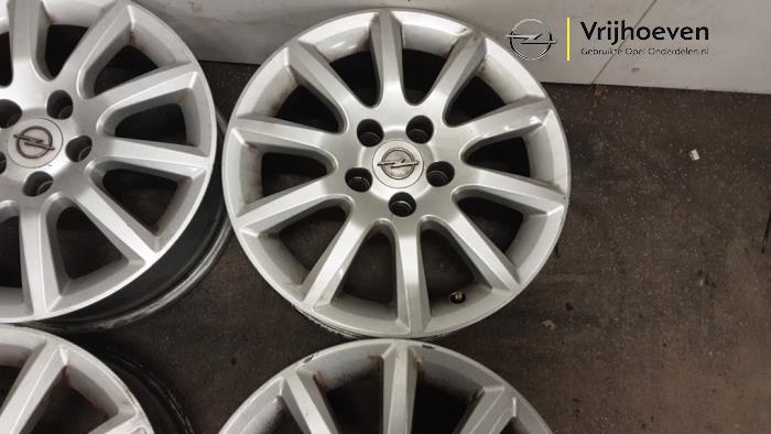Velgen set van een Opel Astra H SW (L35) 1.6 16V Twinport 2005