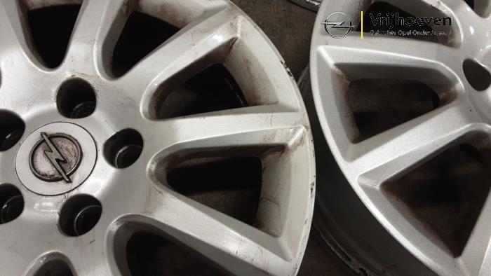 Velgen set van een Opel Astra H SW (L35) 1.6 16V Twinport 2005
