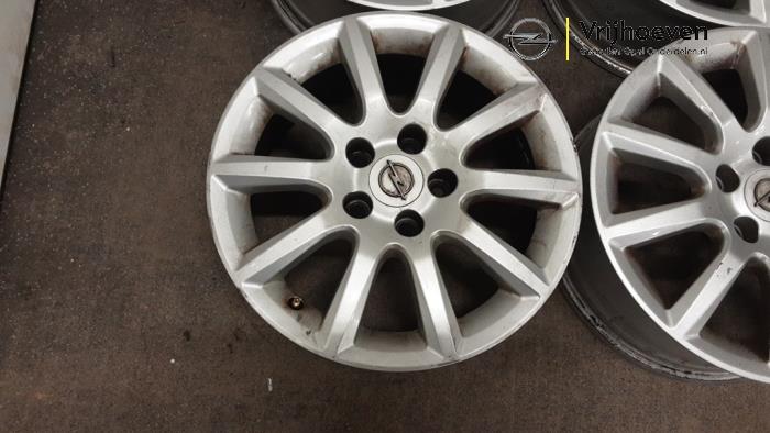 Velgen set van een Opel Astra H SW (L35) 1.6 16V Twinport 2005