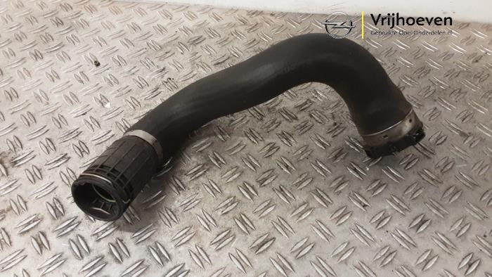 Gebruikte Intercooler Slang Opel Insignia Grand Sport 1.5 Turbo 16V 140 Prijs € 30,00 Margeregeling aangeboden door Autodemontage Vrijhoeven B.V.