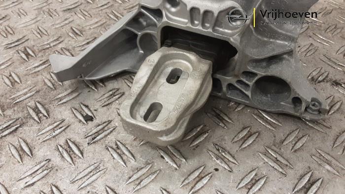 Motorsteun van een Opel Corsa F (UB/UH/UP) 1.2 Turbo 12V 100 2019