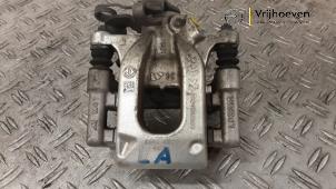 Gebruikte Remklauw (Tang) links-achter Opel Corsa F (UB/UH/UP) 1.2 Turbo 12V 100 Prijs € 50,00 Margeregeling aangeboden door Autodemontage Vrijhoeven B.V.