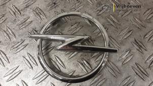 Gebruikte Embleem Opel Corsa F (UB/UH/UP) 1.2 Turbo 12V 100 Prijs € 45,00 Margeregeling aangeboden door Autodemontage Vrijhoeven B.V.