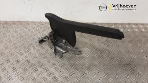 Gebruikte Handremhendel Opel Corsa F (UB/UH/UP) 1.2 Turbo 12V 100 Prijs € 35,00 Margeregeling aangeboden door Autodemontage Vrijhoeven B.V.