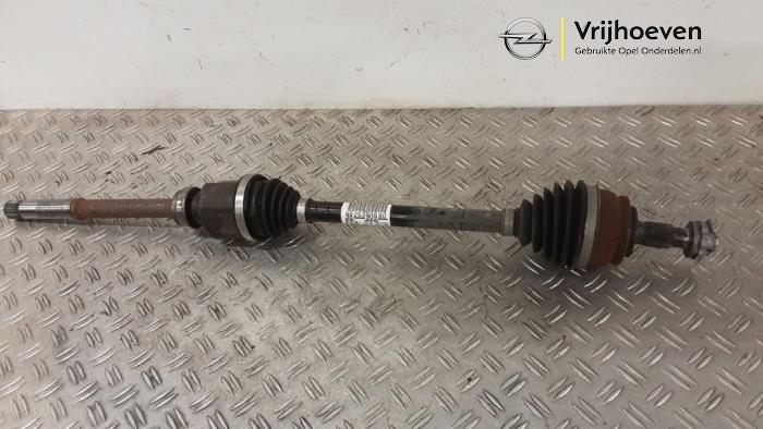 Gebruikte Aandrijfas rechts-voor Opel Corsa F (UB/UH/UP) 1.2 Turbo 12V 100 Prijs € 105,00 Margeregeling aangeboden door Autodemontage Vrijhoeven B.V.
