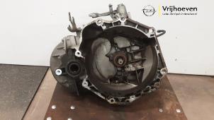 Gebruikte Versnellingsbak Opel Corsa D 1.6i OPC 16V Turbo Prijs € 300,00 Margeregeling aangeboden door Autodemontage Vrijhoeven B.V.