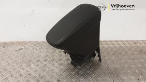 Gebruikte Armleuning Opel Corsa F (UB/UH/UP) 1.2 Turbo 12V 100 Prijs € 75,00 Margeregeling aangeboden door Autodemontage Vrijhoeven B.V.