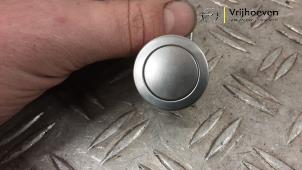 Gebruikte Schakelaar achterklep Opel Tigra Twin Top 1.4 16V Prijs € 100,00 Margeregeling aangeboden door Autodemontage Vrijhoeven B.V.