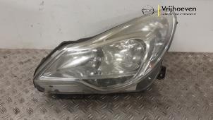 Gebruikte Koplamp links Opel Corsa D 1.2 16V LPG Prijs € 125,00 Margeregeling aangeboden door Autodemontage Vrijhoeven B.V.