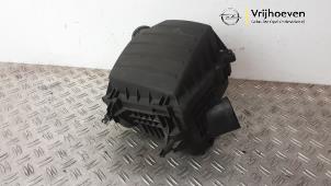 Gebruikte Luchtfilterhuis Opel Adam 1.4 16V Prijs € 50,00 Margeregeling aangeboden door Autodemontage Vrijhoeven B.V.