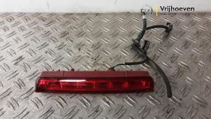 Gebruikte Extra Remlicht midden Opel Mokka/Mokka X 1.4 Turbo 16V 4x2 Prijs € 20,00 Margeregeling aangeboden door Autodemontage Vrijhoeven B.V.