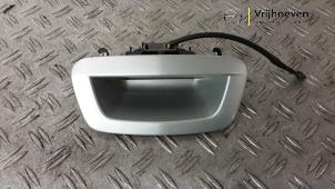 Gebruikte Achterklep Handgreep Opel Mokka/Mokka X 1.4 Turbo 16V 4x2 Prijs € 50,00 Margeregeling aangeboden door Autodemontage Vrijhoeven B.V.