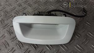 Gebruikte Achterklep Handgreep Opel Mokka X 1.4 Turbo 16V Prijs € 50,00 Margeregeling aangeboden door Autodemontage Vrijhoeven B.V.