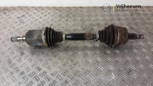 Gebruikte Aandrijfas links-voor Opel Combo 1.6 CDTI 16V Prijs € 100,00 Margeregeling aangeboden door Autodemontage Vrijhoeven B.V.