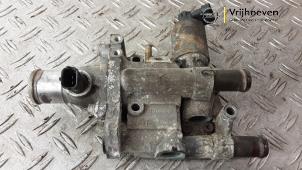 Gebruikte Thermostaathuis Opel Astra H GTC (L08) 1.6 16V Twinport Prijs € 75,00 Margeregeling aangeboden door Autodemontage Vrijhoeven B.V.