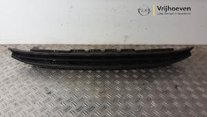 Gebruikte Grille Opel Corsa E 1.4 16V Prijs € 30,00 Margeregeling aangeboden door Autodemontage Vrijhoeven B.V.