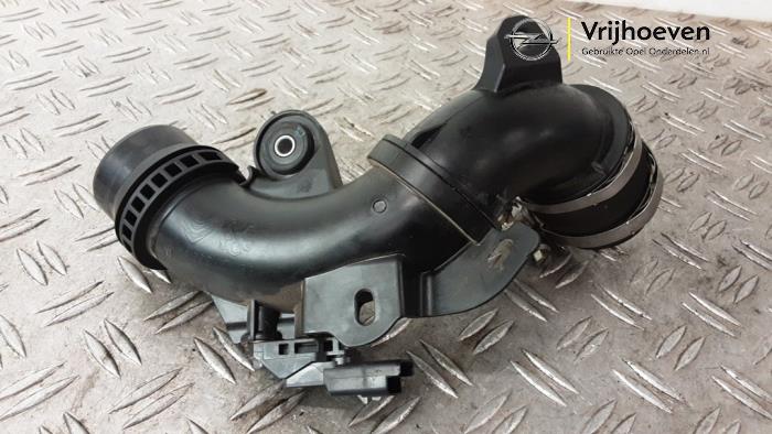 Gebruikte Intercooler Buis Opel Crossland (X) 1.2 Turbo 12V Prijs € 20,00 Margeregeling aangeboden door Autodemontage Vrijhoeven B.V.