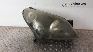 Gebruikte Koplamp rechts Opel Astra H GTC (L08) 1.8 16V Prijs € 125,00 Margeregeling aangeboden door Autodemontage Vrijhoeven B.V.