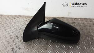 Gebruikte Buitenspiegel links Opel Astra H SW (L35) 1.8 16V Prijs € 65,00 Margeregeling aangeboden door Autodemontage Vrijhoeven B.V.