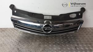 Gebruikte Grille Opel Astra H SW (L35) 1.8 16V Prijs € 60,00 Margeregeling aangeboden door Autodemontage Vrijhoeven B.V.