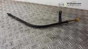 Gebruikte Olie Peilstok Opel Astra J Sports Tourer (PD8/PE8/PF8) 1.6 16V Prijs € 15,00 Margeregeling aangeboden door Autodemontage Vrijhoeven B.V.