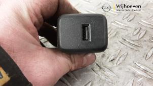 Gebruikte AUX/USB aansluiting Opel Insignia Grand Sport 2.0 CDTI 16V Prijs € 20,00 Margeregeling aangeboden door Autodemontage Vrijhoeven B.V.