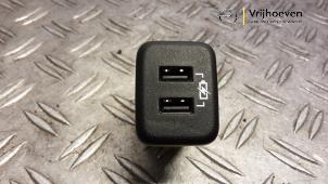 Gebruikte AUX/USB aansluiting Opel Insignia Sports Tourer 2.0 CDTI 16V Prijs € 20,00 Margeregeling aangeboden door Autodemontage Vrijhoeven B.V.