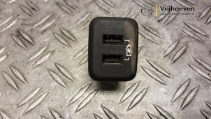 Gebruikte AUX/USB aansluiting Opel Insignia Grand Sport 1.6 CDTI 16V 136 Prijs € 20,00 Margeregeling aangeboden door Autodemontage Vrijhoeven B.V.