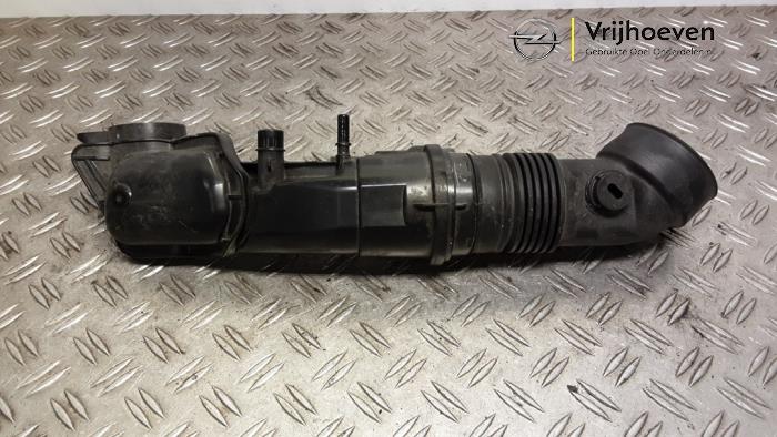 Gebruikte Intercooler Buis Opel Astra L Sports Tourer (F4/FC/FN/FR) 1.2 Turbo 130 12V Prijs € 25,00 Margeregeling aangeboden door Autodemontage Vrijhoeven B.V.