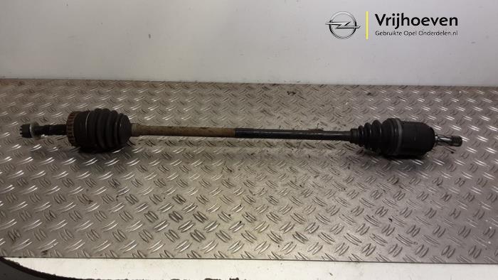 Gebruikte Aandrijfas rechts-voor Opel Corsa C (F08/68) 1.2 16V Twin Port Prijs € 25,00 Margeregeling aangeboden door Autodemontage Vrijhoeven B.V.