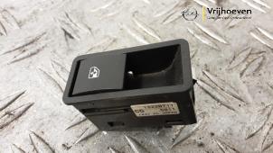 Gebruikte Elektrisch Raam Schakelaar Opel Astra H (L48) 1.4 16V Twinport Prijs € 10,00 Margeregeling aangeboden door Autodemontage Vrijhoeven B.V.