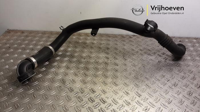Gebruikte Intercooler Buis Opel Corsa E 1.0 SIDI Turbo 12V Prijs € 75,00 Margeregeling aangeboden door Autodemontage Vrijhoeven B.V.