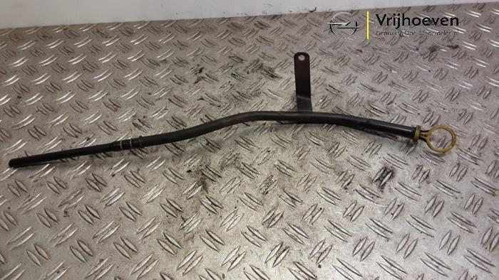 Gebruikte Peilstok Olie Opel Tigra Twin Top 1.4 16V Prijs € 30,00 Margeregeling aangeboden door Autodemontage Vrijhoeven B.V.
