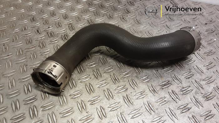 Gebruikte Intercooler Slang Opel Astra K Sports Tourer 1.4 Turbo 12V Prijs € 50,00 Margeregeling aangeboden door Autodemontage Vrijhoeven B.V.