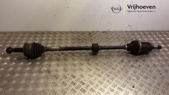 Gebruikte Aandrijfas rechts-voor Opel Astra K Sports Tourer 1.4 Turbo 12V Prijs € 250,00 Margeregeling aangeboden door Autodemontage Vrijhoeven B.V.
