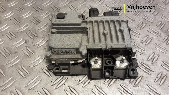Gebruikte Start/Stop computer Opel Crossland (X) 1.2 Turbo 12V Euro 6 Prijs € 45,00 Margeregeling aangeboden door Autodemontage Vrijhoeven B.V.