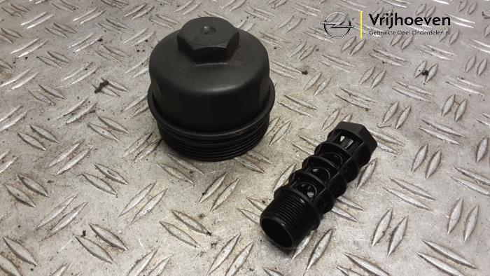 Gebruikte Oliefilter deksel Opel Tigra Twin Top 1.4 16V Prijs € 15,00 Margeregeling aangeboden door Autodemontage Vrijhoeven B.V.