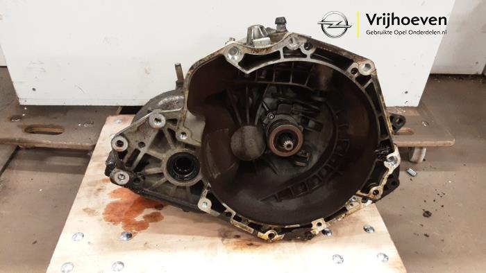 Gebruikte Versnellingsbak Opel Astra H Twin Top (L67) 1.8 16V Prijs € 450,00 Margeregeling aangeboden door Autodemontage Vrijhoeven B.V.