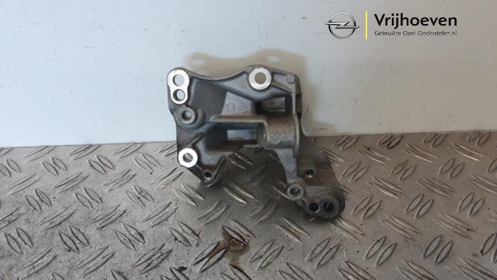 Gebruikte Dynamosteun boven Opel Crossland (X) 1.2 12V Prijs € 30,00 Margeregeling aangeboden door Autodemontage Vrijhoeven B.V.