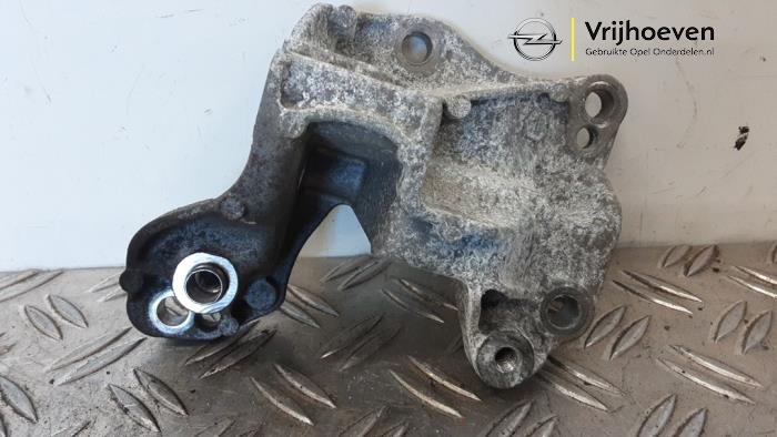 Gebruikte Dynamosteun boven Opel Crossland (X) 1.2 12V Prijs € 30,00 Margeregeling aangeboden door Autodemontage Vrijhoeven B.V.