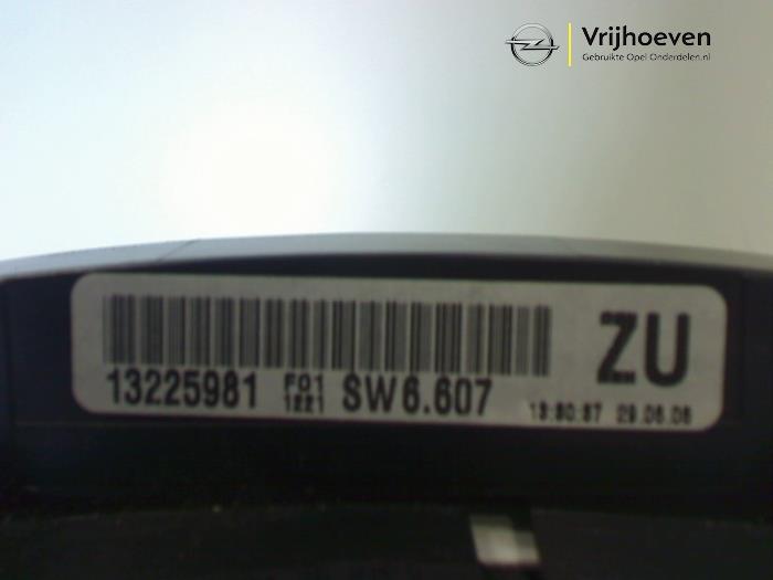Klok (tijd) van een Opel Zafira (M75) 1.9 CDTI 2006