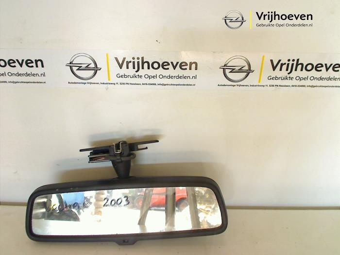 Spiegel binnen van een Opel Vectra 2003