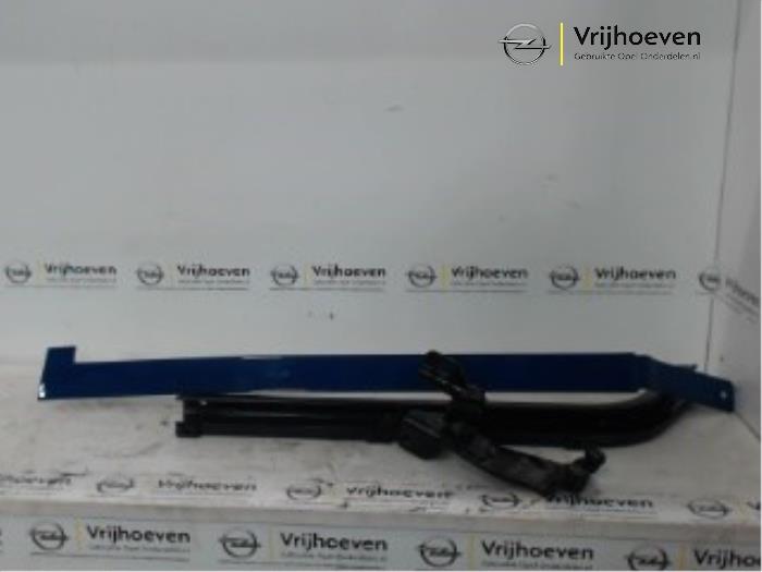 Schuifdeurrail links van een Opel Combo Tour 1.3 CDTI 16V ecoFlex 2012