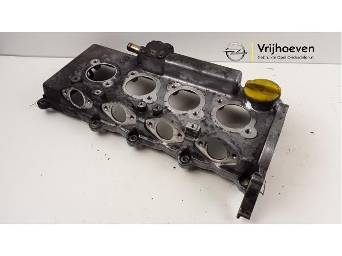 Kleppendeksel van een Opel Astra H SW (L35) 1.7 CDTi 16V 2005
