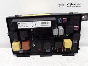 Gebruikte Zekeringkast Opel Astra H (L48) Prijs € 75,00 Margeregeling aangeboden door Autodemontage Vrijhoeven B.V.